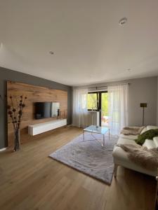 een woonkamer met een bank en een salontafel bij Luxusferienhaus mit Blick ins Grüne in Contwig
