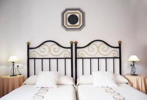een slaapkamer met 2 bedden en witte kussens bij Vivienda vacacional El Bosque in Llovio