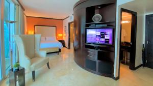 A television and/or entertainment centre at Luxury Suites with Pool and Hot Tub Access 3 min Walk to Beach