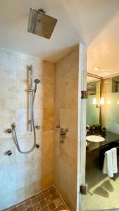 Vannituba majutusasutuses Boutique Suites 3 min walk to beach