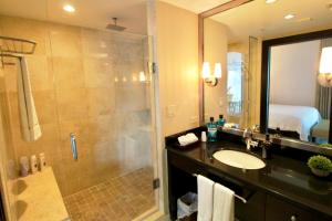 A bathroom at Luxury Suites with Pool and Hot Tub Access 3 min Walk to Beach
