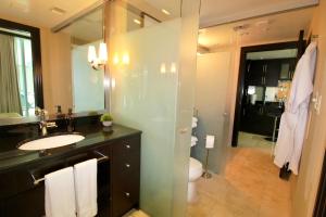 Vannituba majutusasutuses Boutique Suites 3 min walk to beach