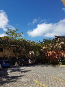 マレシアスにあるFlat 47 SUN HOUSE Maresiasの建物の前に車が駐車されている駐車場