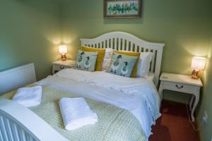 um quarto com uma cama branca com duas mesas de cabeceira em Idyllic Suite at Lower Fields Farm em Napton on the Hill