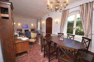 帕萊歐卡斯提撒的住宿－Ampelaki Blue，一间带桌椅的用餐室和一间客厅