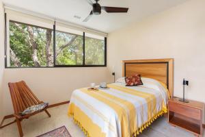 Ein Bett oder Betten in einem Zimmer der Unterkunft Two-Level Apartment with Private Pool in Exclusive Gated Community at Aldea Zama