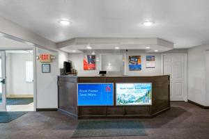 a lobby with a reception desk in a building at Motel 6-Idaho Falls, ID - Snake River in Idaho Falls