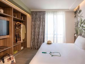 a hotel room with a bed and a television at ibis Styles Beaulieu sur Mer in Beaulieu-sur-Mer