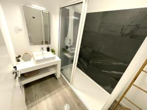 Et badeværelse på Ocean Cliff Apartment + 7 billeder