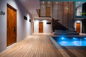 a hallway with a swimming pool in a house at Nala Luxury Living - Santa Teresa - Costa Rica in Santa Teresa Beach