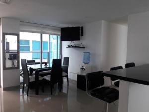 卡塔赫納的住宿－Seway Morros Cartagena，一间用餐室,配有黑色的桌子和椅子