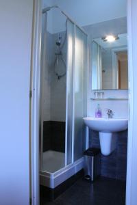 罗马马志尼住宿旅馆的浴室配有淋浴和洗手池 更多49张照片