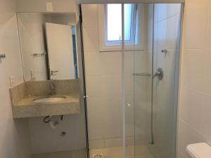 un bagno con doccia e lavandino di EA-Apto com vista do mar em Praia dos Ingleses a Florianópolis Altre 11 foto