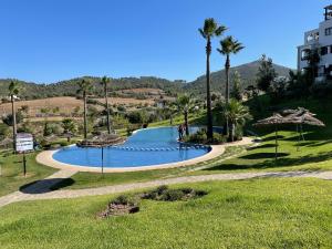 Bazén v ubytování Lilac Gardens Resort nebo v jeho okolí