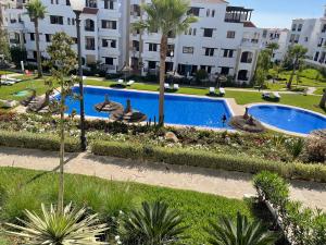 Bazén v ubytování Lilac Gardens Resort nebo v jeho okolí