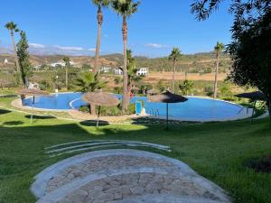 Bazén v ubytování Lilac Gardens Resort nebo v jeho okolí