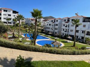 Bazén v ubytování Lilac Gardens Resort nebo v jeho okolí