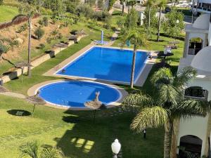 Bazén v ubytování Lilac Gardens Resort nebo v jeho okolí