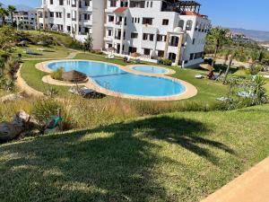 Bazén v ubytování Lilac Gardens Resort nebo v jeho okolí