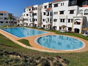Bazén v ubytování Lilac Gardens Resort nebo v jeho okolí
