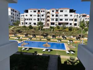 Bazén v ubytování Lilac Gardens Resort nebo v jeho okolí