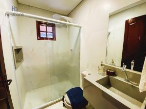 a bathroom with a shower and a sink at Casa próxima a praia do pecado - WIFI 200MB - TV Smart - 2 Quartos - Cozinha equipada - Churrasqueira - Pet friendly - Quintal in Macaé