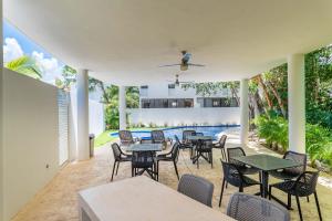 普拉亚卡门Entire House- 3BR with Private Roof Top Deck的一个带桌椅的户外庭院和一个游泳池