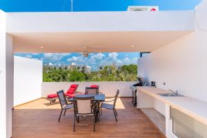 eine Küche und ein Esszimmer mit einem Tisch und Stühlen in der Unterkunft Entire House- 3BR with Private Roof Top Deck in Playa del Carmen