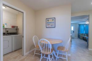 cocina y comedor con mesa y sillas en 3606 Villa Franca - Pet Friendly, en Sarasota