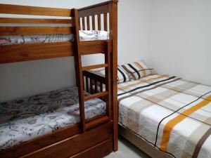 1 Schlafzimmer mit 2 Etagenbetten und 1 Bett in der Unterkunft Casa Beira Rio Xingó in Canindé de São Francisco