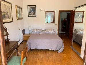 Cama ou camas em um quarto em Cosy Penthouse with stunning view on Lugano Lake