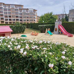 - 2 jeux pour enfants avec toboggan dans l'établissement Private Apartment in Saint Elena, à Saints Constantine et Helena