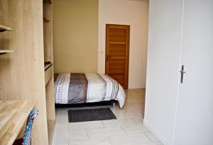Postel nebo postele na pokoji v ubytování COLIVING TOUT CONFORT- LOOS LES LILLE-MAISON PARTAGEE-7 chambres-5 sdb-6WC-LOOS LES LILLE