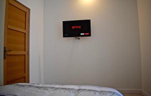 TV a/nebo společenská místnost v ubytování COLIVING TOUT CONFORT- LOOS LES LILLE-MAISON PARTAGEE-7 chambres-5 sdb-6WC-LOOS LES LILLE