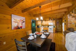 Gambar di galeri bagi GYPSY ROAD - Privacy! Log Cabin with Hot Tub, WiFi, DirecTV and Arcade di Sevierville