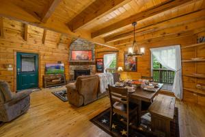 Ruang duduk di GYPSY ROAD - Privacy! Log Cabin with Hot Tub, WiFi, DirecTV and Arcade