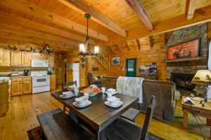 Dapur atau dapur kecil di GYPSY ROAD - Privacy! Log Cabin with Hot Tub, WiFi, DirecTV and Arcade