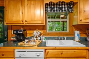 Dapur atau dapur kecil di GYPSY ROAD - Privacy! Log Cabin with Hot Tub, WiFi, DirecTV and Arcade