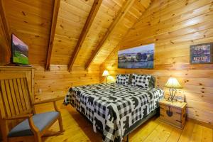 Katil atau katil-katil dalam bilik di GYPSY ROAD - Privacy! Log Cabin with Hot Tub, WiFi, DirecTV and Arcade