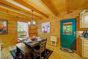 Dapur atau dapur kecil di GYPSY ROAD - Privacy! Log Cabin with Hot Tub, WiFi, DirecTV and Arcade