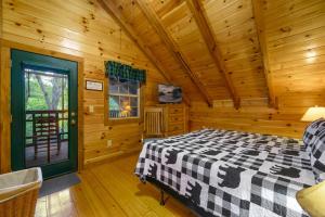 Katil atau katil-katil dalam bilik di GYPSY ROAD - Privacy! Log Cabin with Hot Tub, WiFi, DirecTV and Arcade