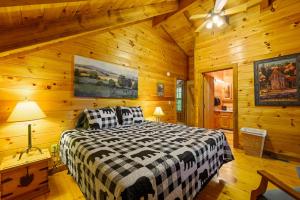 Katil atau katil-katil dalam bilik di GYPSY ROAD - Privacy! Log Cabin with Hot Tub, WiFi, DirecTV and Arcade