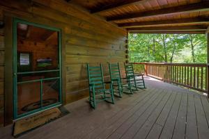 Balkoni atau teres di GYPSY ROAD - Privacy! Log Cabin with Hot Tub, WiFi, DirecTV and Arcade