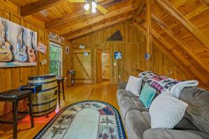 Ruang duduk di GYPSY ROAD - Privacy! Log Cabin with Hot Tub, WiFi, DirecTV and Arcade