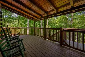 Balkoni atau teres di GYPSY ROAD - Privacy! Log Cabin with Hot Tub, WiFi, DirecTV and Arcade