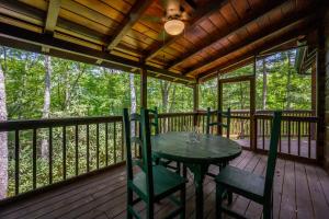 Balkoni atau teres di GYPSY ROAD - Privacy! Log Cabin with Hot Tub, WiFi, DirecTV and Arcade