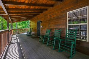 Balkoni atau teres di GYPSY ROAD - Privacy! Log Cabin with Hot Tub, WiFi, DirecTV and Arcade