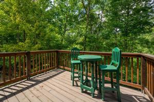 Balkoni atau teres di GYPSY ROAD - Privacy! Log Cabin with Hot Tub, WiFi, DirecTV and Arcade