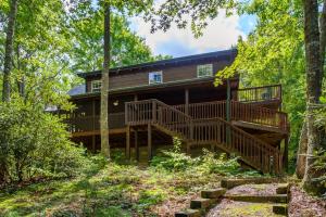 Gallery image of GYPSY ROAD - Privacy! Log Cabin with Hot Tub, WiFi, DirecTV and Arcade in Sevierville