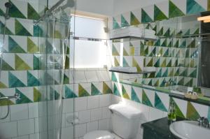 uma casa de banho com um WC e um lavatório em Collacocha B&B em Lima